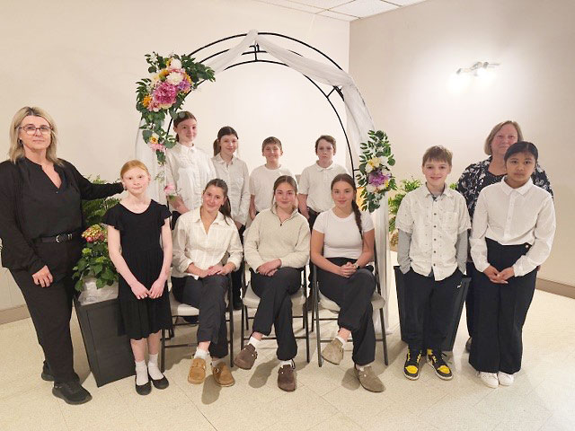 The 4H Community Involvement Interact Club greeted and served guests and remained to helped up!