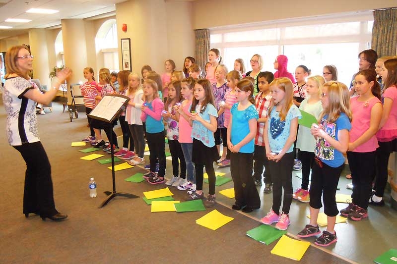 Elginburg PS choir and Emily Fennell light up Fairmount Home