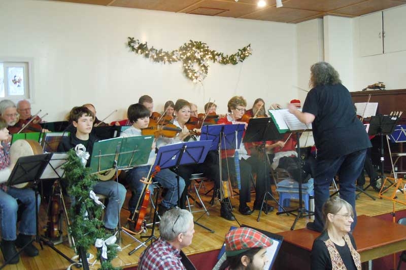 Fiddle Fans Enjoy A Final Holiday Hurrah