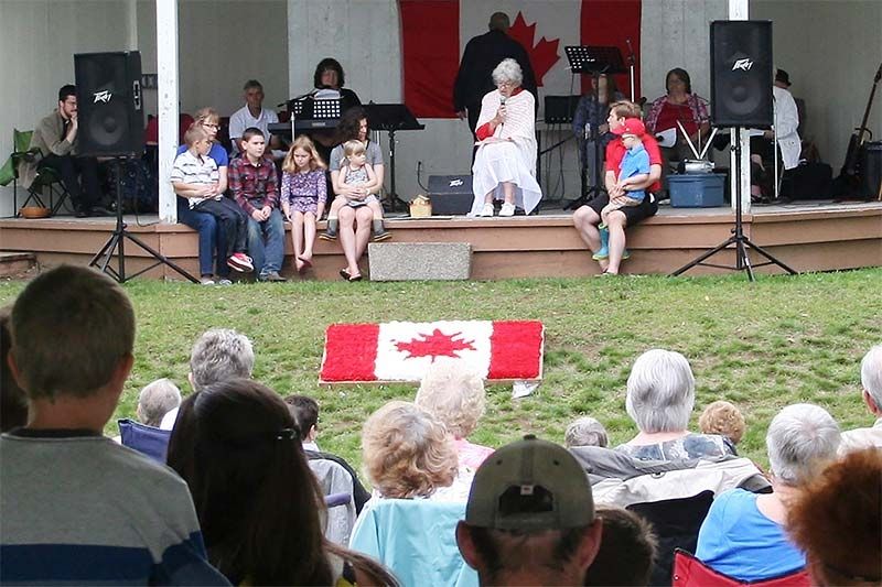 Ecumenical Service draws a crowd to Oso Beach in Sharbot Lake
