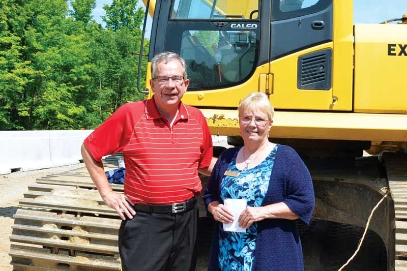 Minister Meets mayor On Hot Bridge
