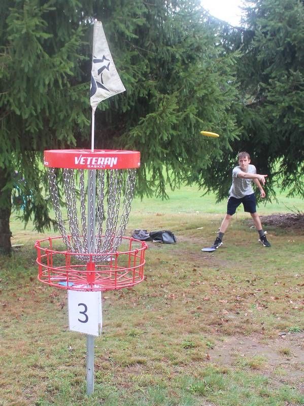 Rain doesn’t stop disc golfers at Hunter’s Creek on Saturday