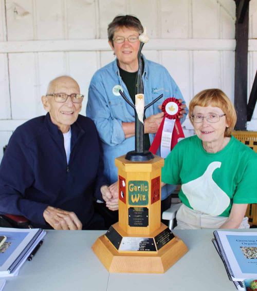 Paul Pospisil and NFU representative Dianne Dowling presented Dorothy Oogarah with the Verona Garlic Festival first prize for the third year in a row. 