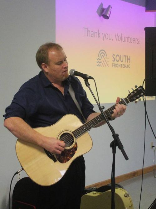 Chris Murphy entertained with a variety of tunes in a well-crafted set. Photo/Craig Bakay