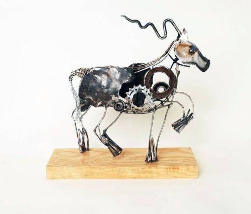 Montreal artist Mona Rutenberg joins the show for the first time. Mona works with scrap metal.