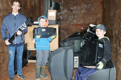 Braxton Flaro, Joshua Rowe and Trevor Rowe carried computers and electronics from cars to the bin Saturday in Verona. Photo/Craig Bakay