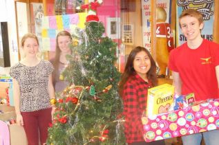 L-r, SHS student council members Rachel Don, Morgan Arthur, Annie Preston and Will Sanderson headed up the SHS Holiday Food Drive