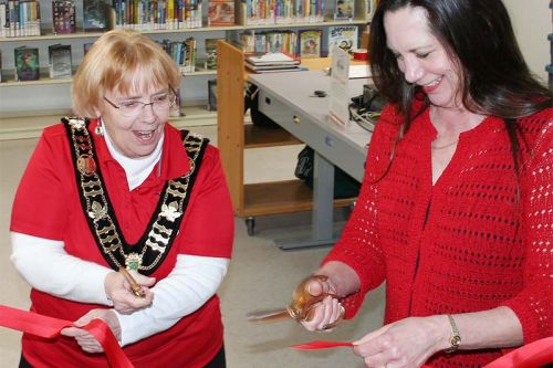 (L to R) Mayor Frances Smith, KFPL Library Board Chair Claudette Richardson Photo/Craig Bakay